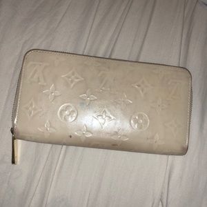 Authentic Louis Vuitton Vernis Zippy Wallet